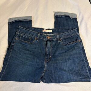 Levi Signature Classic Medium Wash Mid-Rise Capri